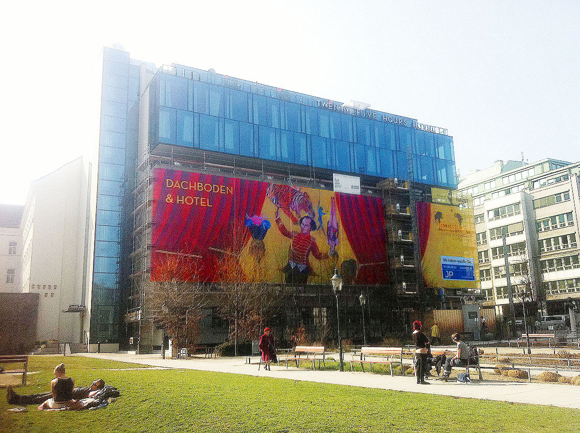 Großformatiges Gerüstbanner am 25hours Hotel